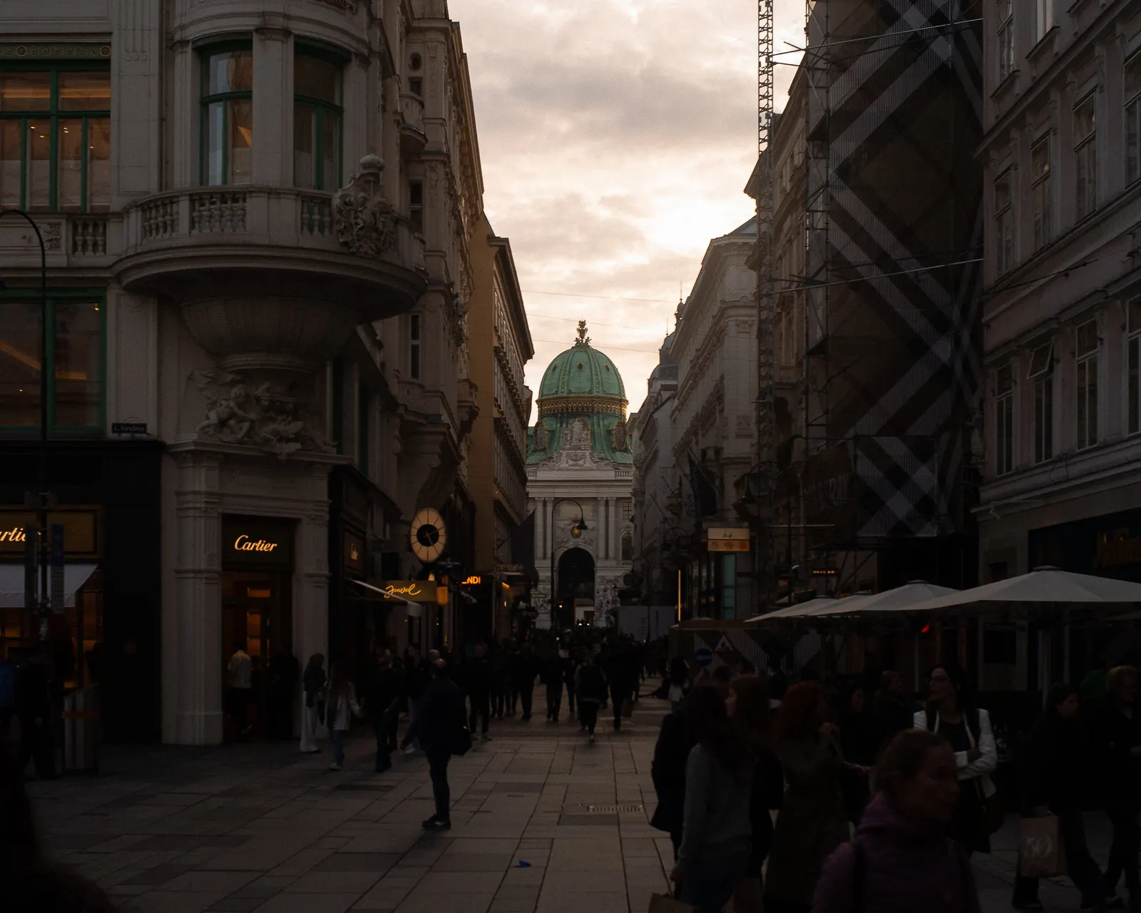 Stephansplatz at dusk, the crowd thinning.