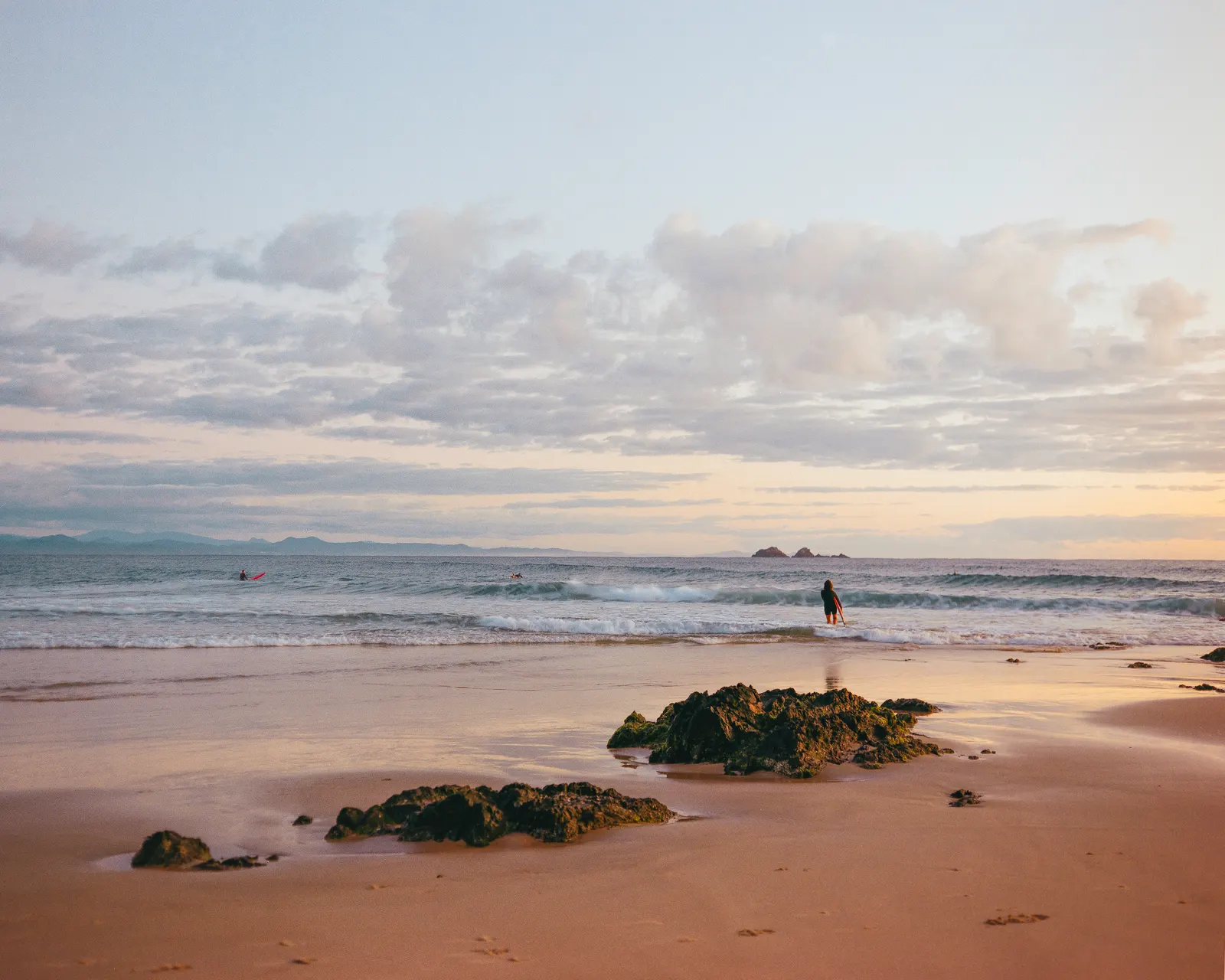 Surfers between sets.